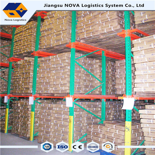 Pallet hạng nặng truyền qua giá đỡ từ hệ thống kệ Nova