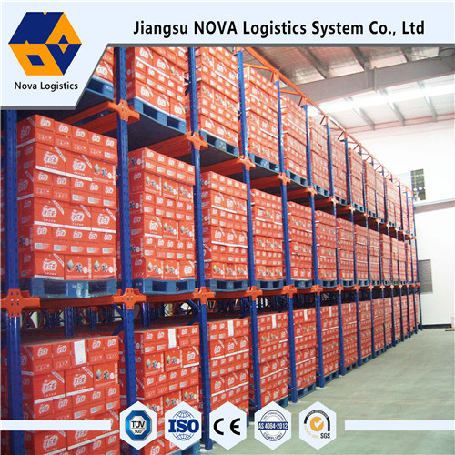 Lái xe hạng nặng trong kho hàng từ Nova Logistics