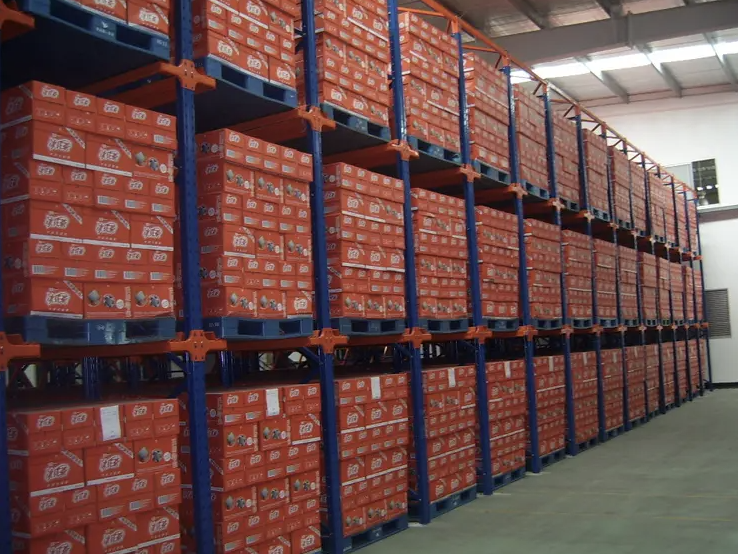 L&aacute;i xe trong hệ thống gi&aacute; đỡ pallet 