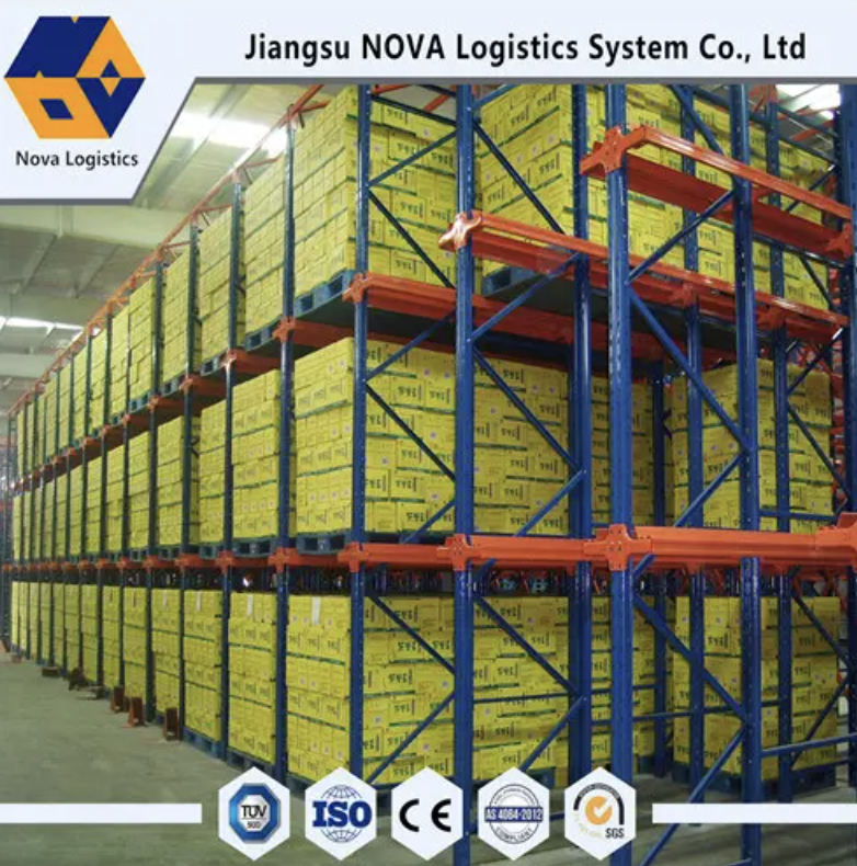 L&aacute;i xe trong gi&aacute; đỡ pallet